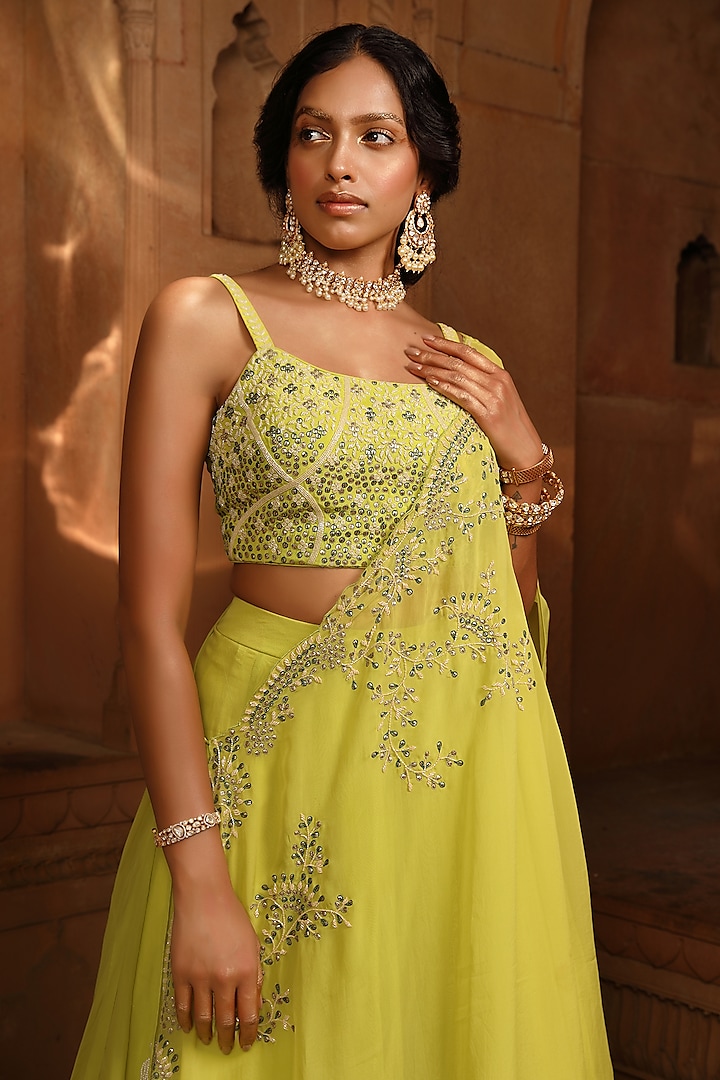 yellow dress with green jewellery Zabardast #Masha Allah#gorgeous mehandi bride #amazing bridal outfits  #fabulous bridal jewellery set#Pakistani weddings#Perfection