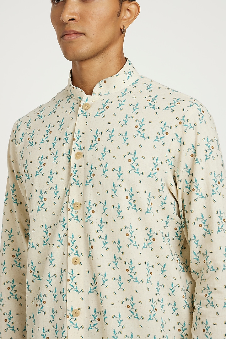 Off-White Handwoven Cotton Floral Block Printed Kurta Set by Nautanky By Nilesh Parashar Men at Pernia's Pop Up Shop