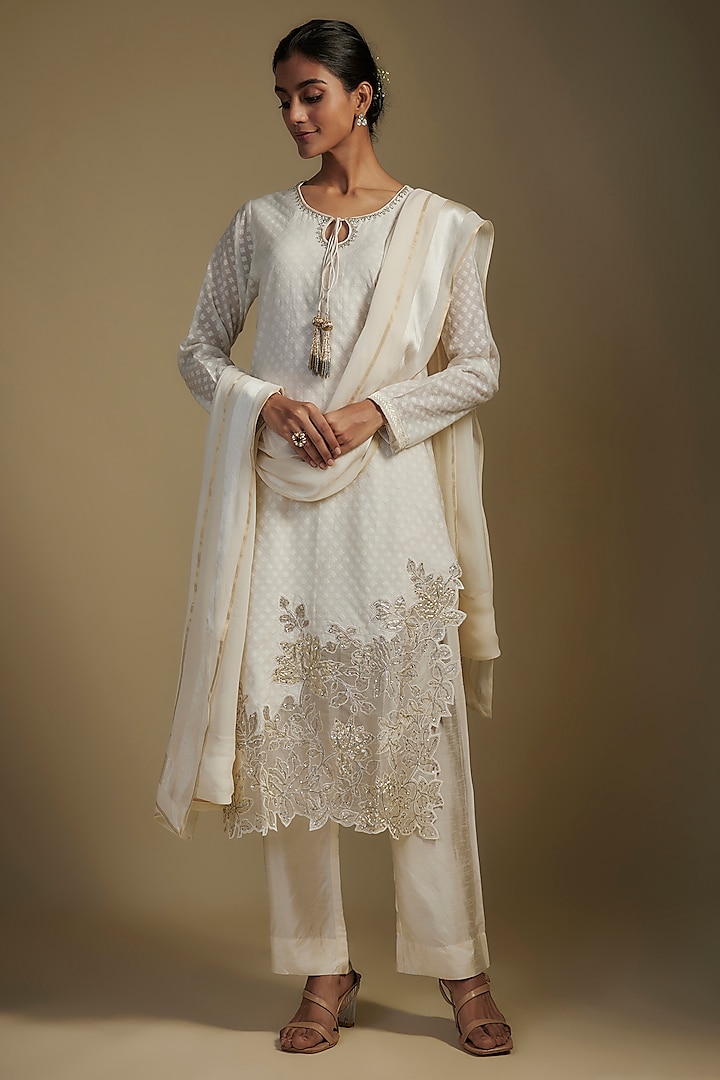 Off-White Chanderi & Organza Applique Work Kurta Set by Nadima Saqib at Pernia's Pop Up Shop