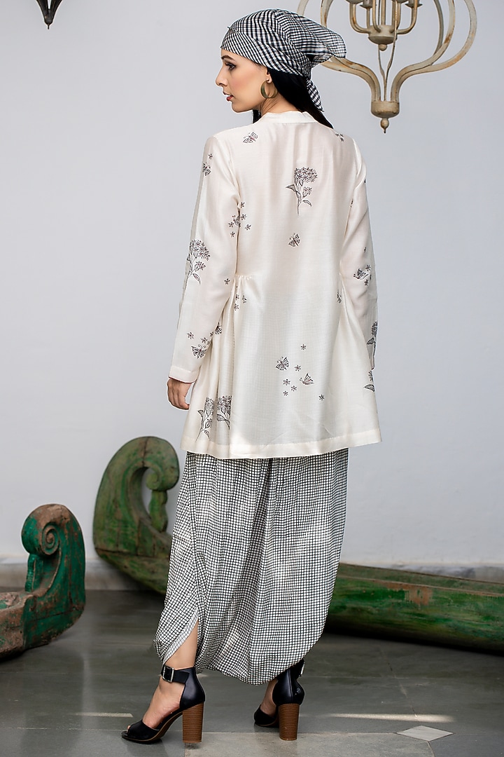 White Hand Painted Kurta Set by NEETA BHARGAVA at Pernia's Pop Up Shop