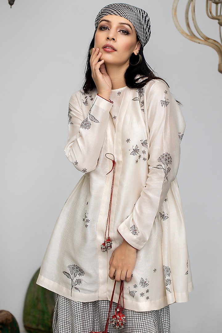 White Hand Painted Kurta Set by NEETA BHARGAVA at Pernia's Pop Up Shop