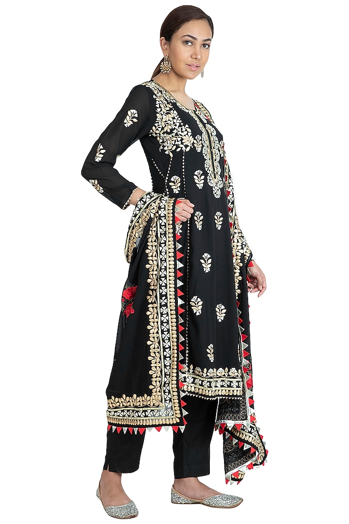 Black Embellished Kurta Set by Nysa & Shubhangi at Pernia's Pop Up Shop
