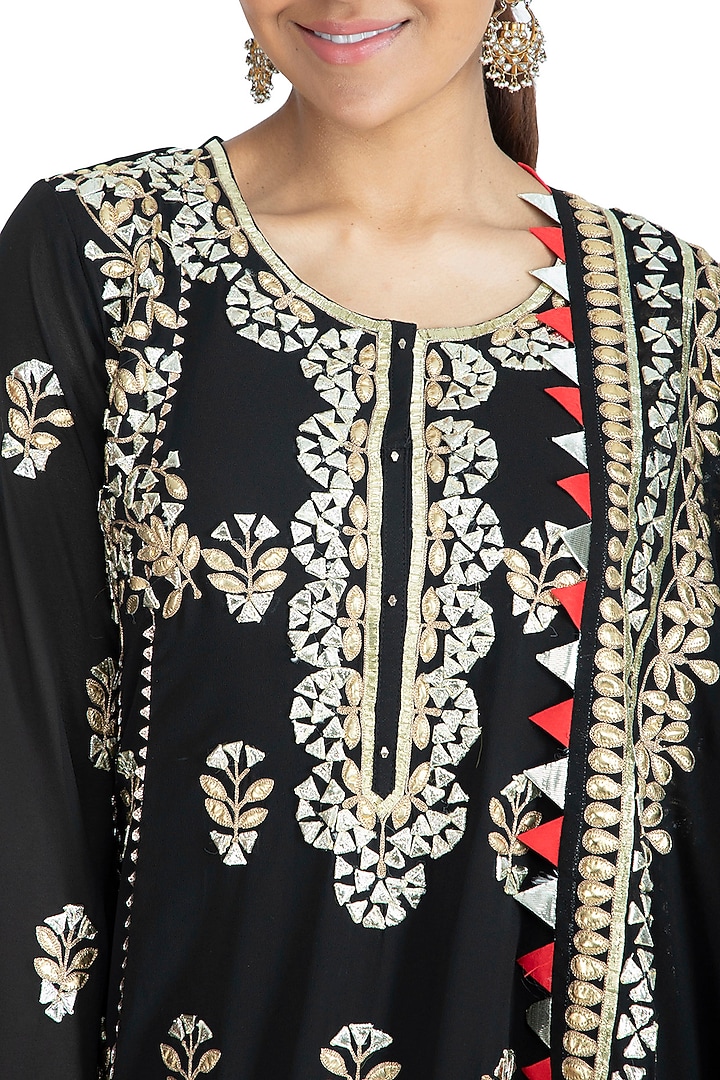Black Embellished Kurta Set by Nysa & Shubhangi at Pernia's Pop Up Shop