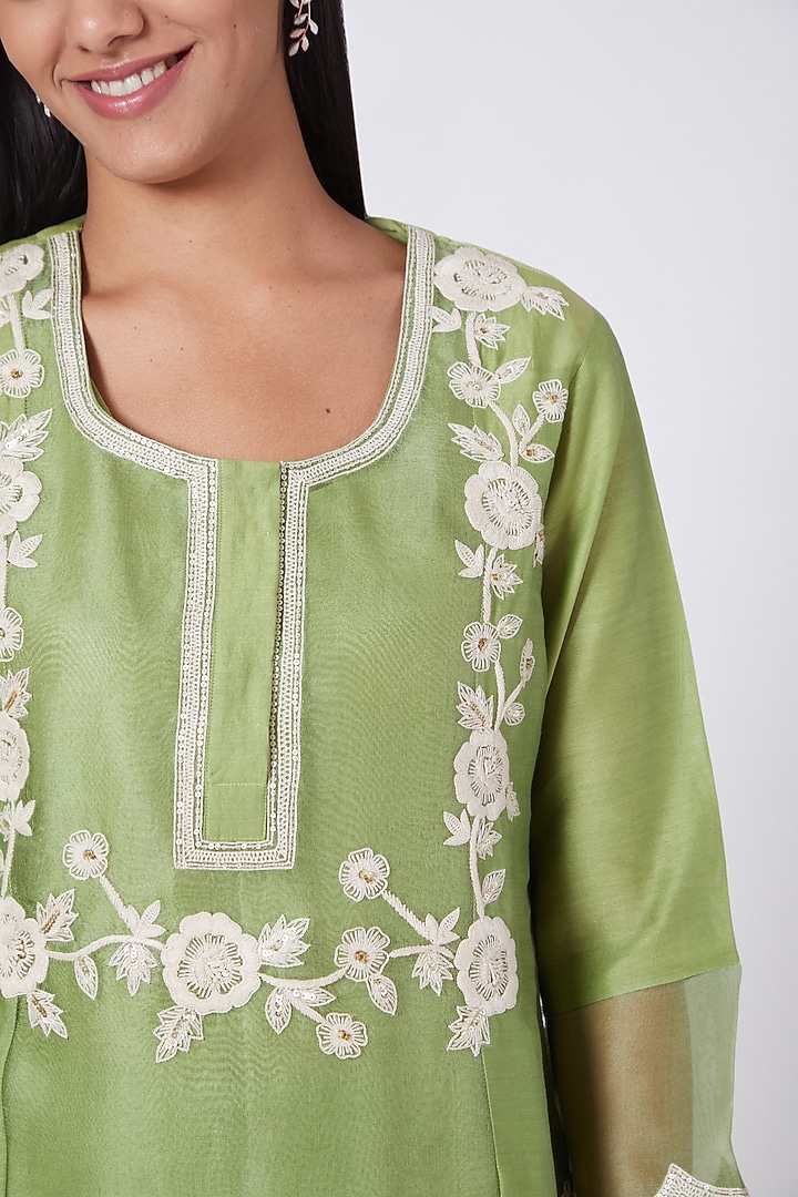 Green Hand Embroidered Kurta Set by Ose By Jyoti Gupta at Pernia's Pop Up Shop