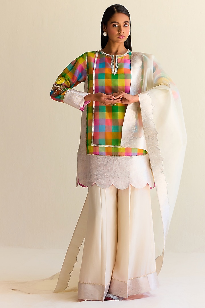 White Handwoven Kimkhwaab Tanchoi Tissue Dupatta by Ohfab by Aanchal & Akshita at Pernia's Pop Up Shop