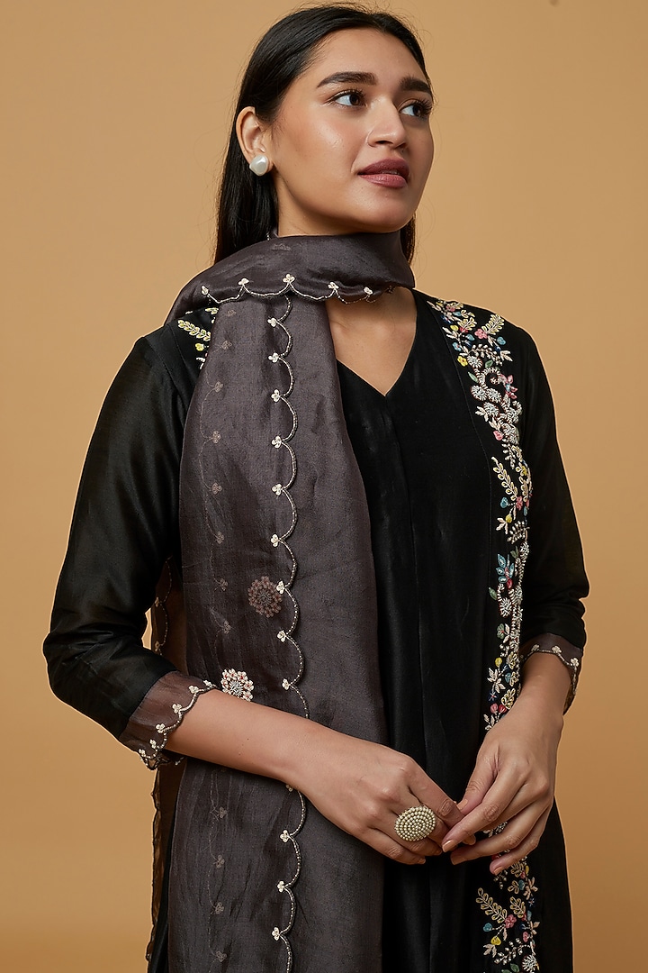 Black Embroidered Kurta Set by Ojasvini at Pernia's Pop Up Shop
