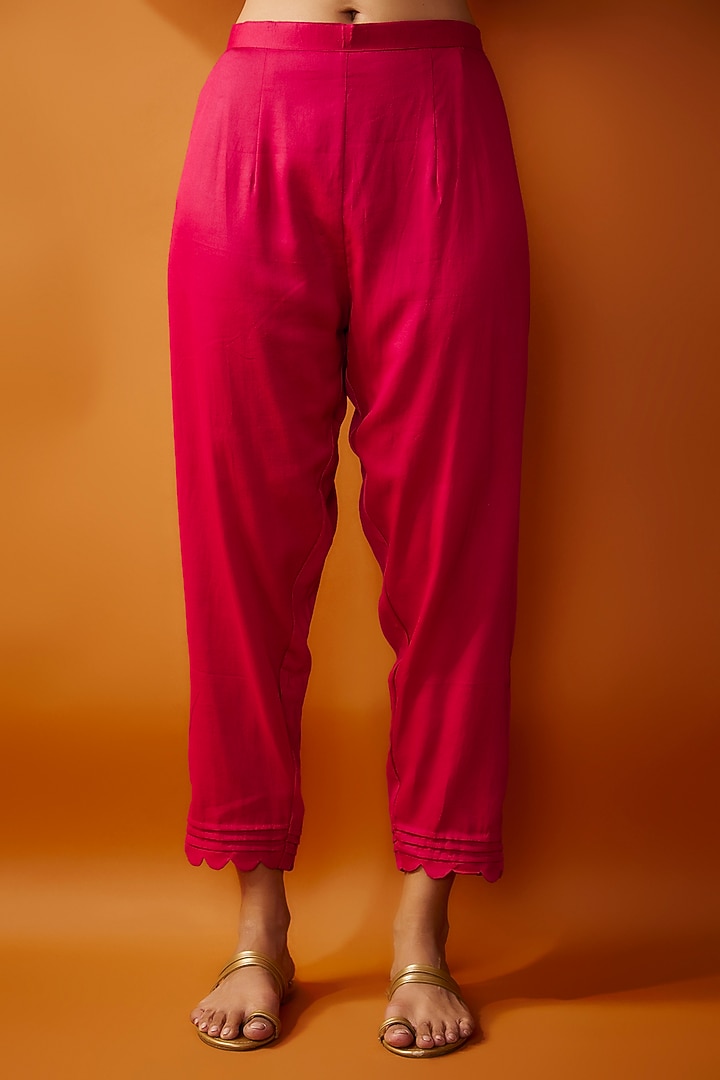 Red Chanderi & Cotton Satin Pintuck Kurta Set by Ojasvini at Pernia's Pop Up Shop