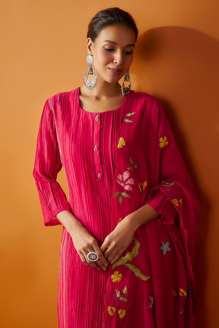 Red Chanderi & Cotton Satin Pintuck Kurta Set by Ojasvini at Pernia's Pop Up Shop
