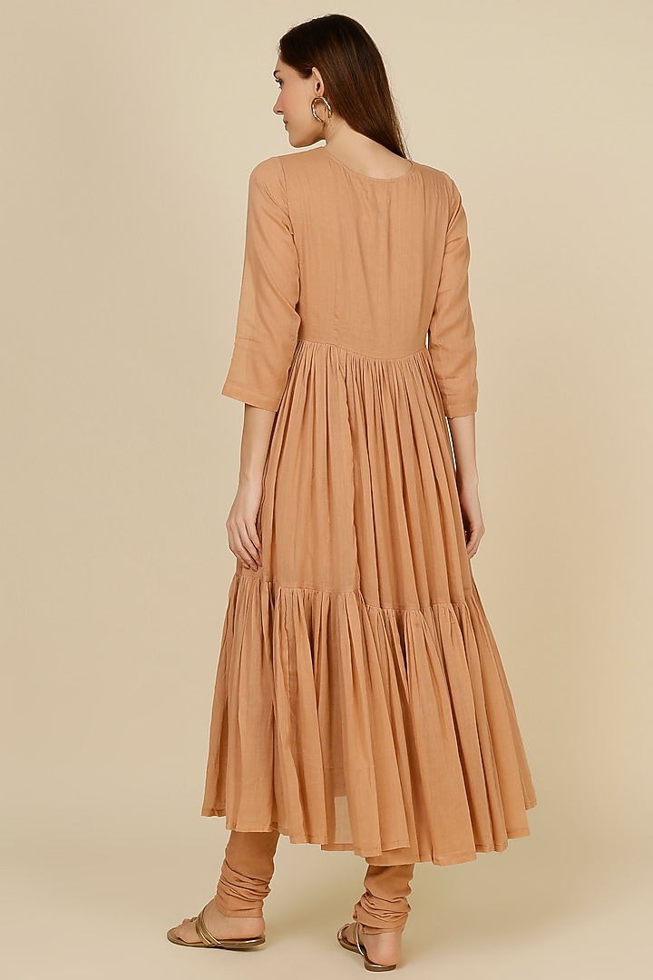 Peach Mulmul Kurta Set by Omaana Jaipure at Pernia's Pop Up Shop