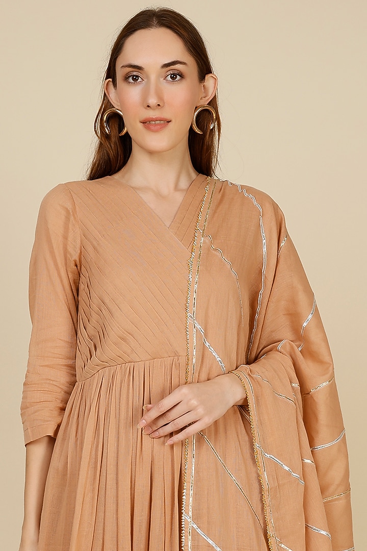 Peach Mulmul Kurta Set by Omaana Jaipure at Pernia's Pop Up Shop