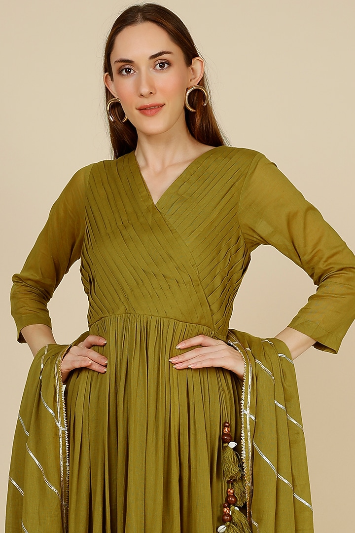 Mehendi Green Mulmul Kurta Set by Omaana Jaipure at Pernia's Pop Up Shop