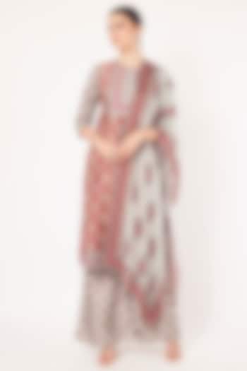 Off-White Embroidered Kurta Set by Onaya at Pernia's Pop Up Shop