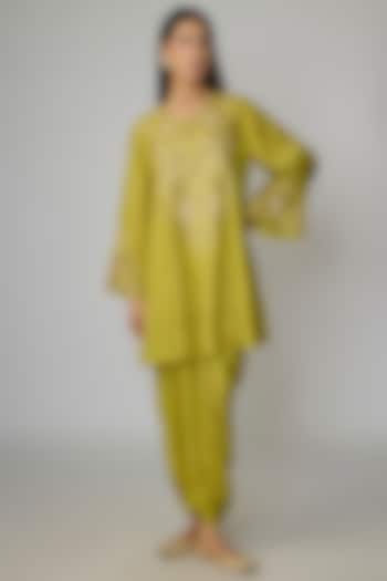 Henna-Colored Silk Embroidered Kurta Set by One not two at Pernia's Pop Up Shop
