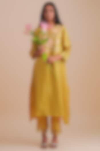 Daffodil Silk & Organza Floral Hand Embroidered Kurta Set by One not two at Pernia's Pop Up Shop