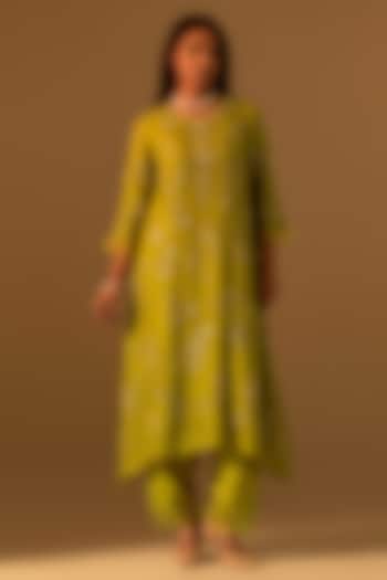 Henna-Colored Crushed Silk Thread Embroidered Kurta Set by One not two at Pernia's Pop Up Shop