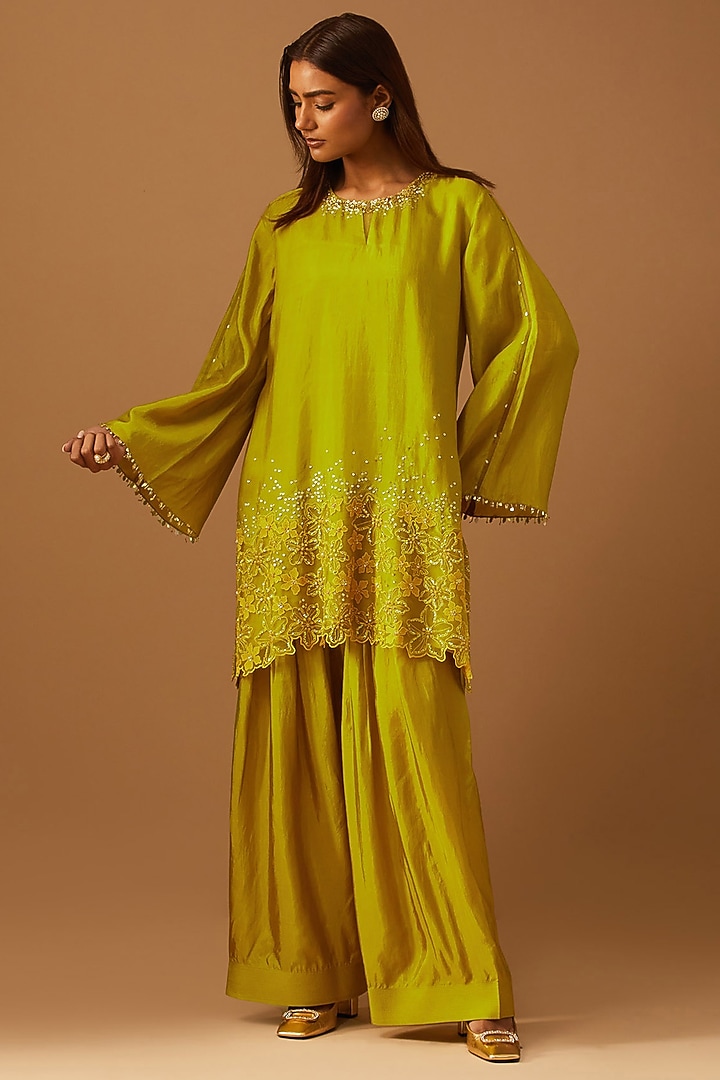 Henna-Colored Silk Floral Thread Embroidered Kurta Set by One not two at Pernia's Pop Up Shop