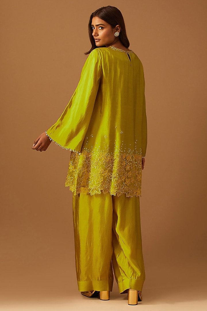 Henna-Colored Silk Floral Thread Embroidered Kurta Set by One not two at Pernia's Pop Up Shop