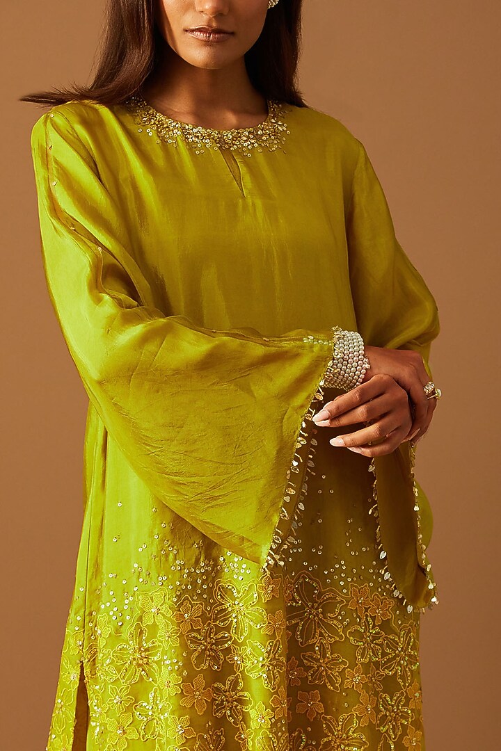 Henna-Colored Silk Floral Thread Embroidered Kurta Set by One not two at Pernia's Pop Up Shop
