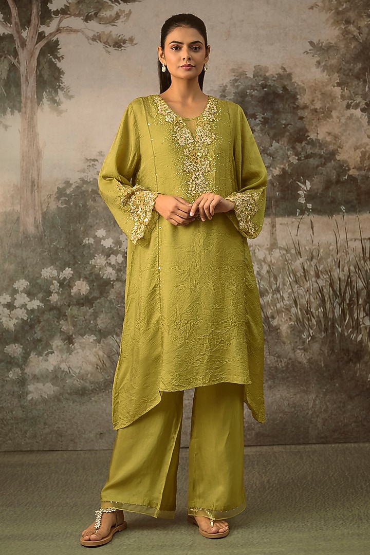 Heen Green Crushed Silk Floral Embroidered Kurta Set by One not two at Pernia's Pop Up Shop