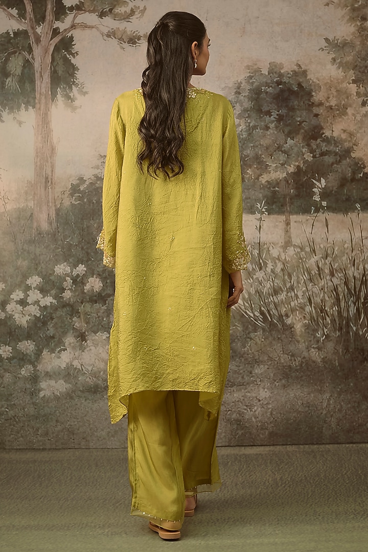 Heen Green Crushed Silk Floral Embroidered Kurta Set by One not two at Pernia's Pop Up Shop