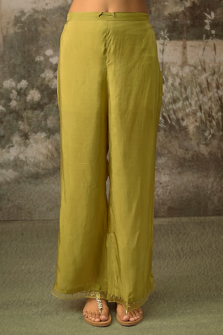 Heen Green Crushed Silk Floral Embroidered Kurta Set by One not two at Pernia's Pop Up Shop