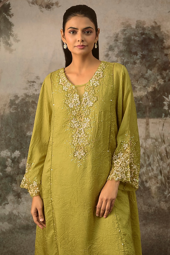 Heen Green Crushed Silk Floral Embroidered Kurta Set by One not two at Pernia's Pop Up Shop