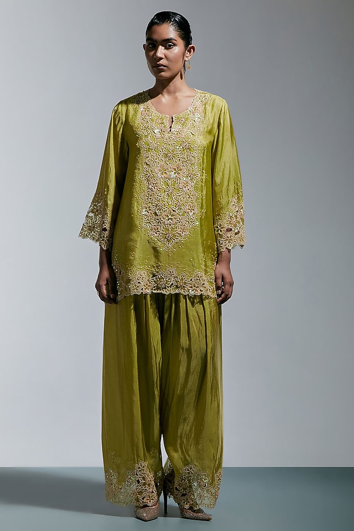 Heena Green Silk Floral Embroidered Kurta Set by One not two at Pernia's Pop Up Shop
