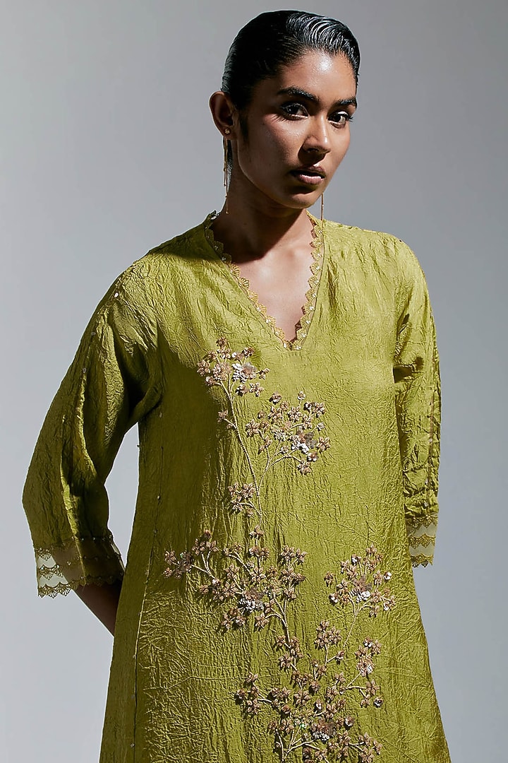 Heena Green Silk Floral Embroidered Crushed Kurta Set by One not two at Pernia's Pop Up Shop