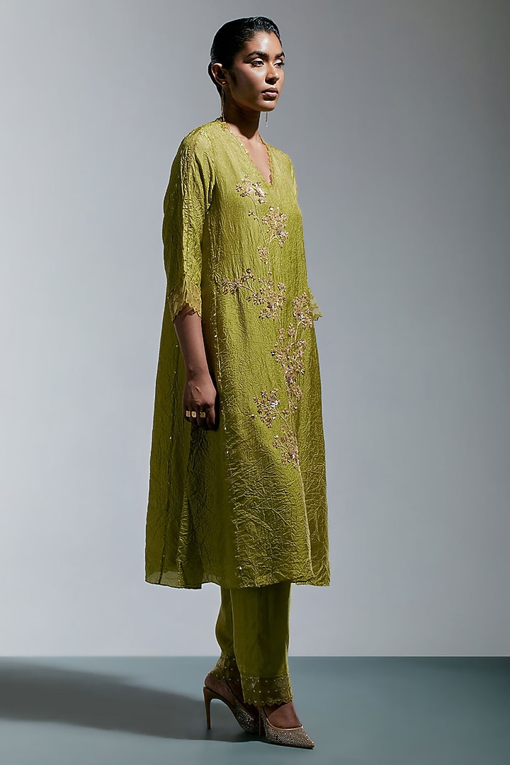 Heena Green Silk Floral Embroidered Crushed Kurta Set by One not two at Pernia's Pop Up Shop