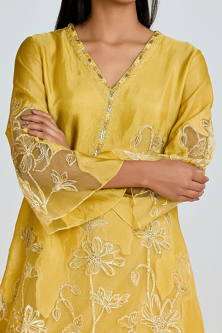 Daffodil Silk Thread Hand Embroidered Kurta Set by One not two at Pernia's Pop Up Shop