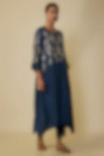 Navy Blue Crushed Silk Hand Embroidered Kurta Set by One not two at Pernia's Pop Up Shop