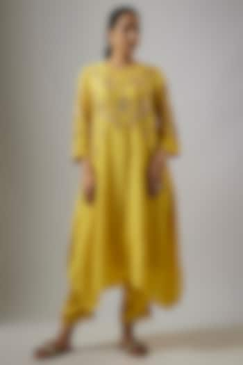 Mango Yellow Crushed Silk Hand Embroidered Kurta Set by One not two at Pernia's Pop Up Shop