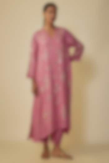 Rose Pink Crushed Silk Hand Embroidered Kurta Set by One not two at Pernia's Pop Up Shop