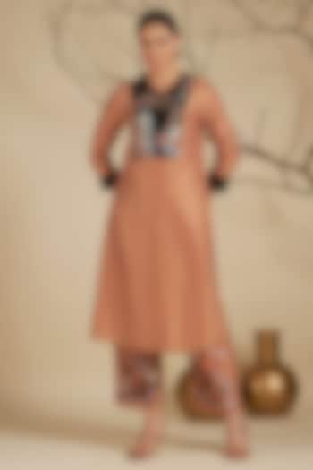 Peach Chanderi Silk Embroidered Kurta Set by ORIGANI at Pernia's Pop Up Shop