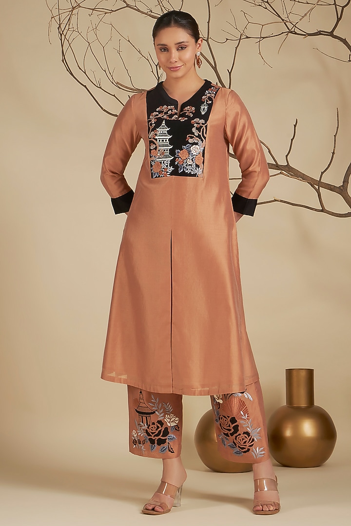 Peach Chanderi Silk Embroidered Kurta Set by ORIGANI at Pernia's Pop Up Shop