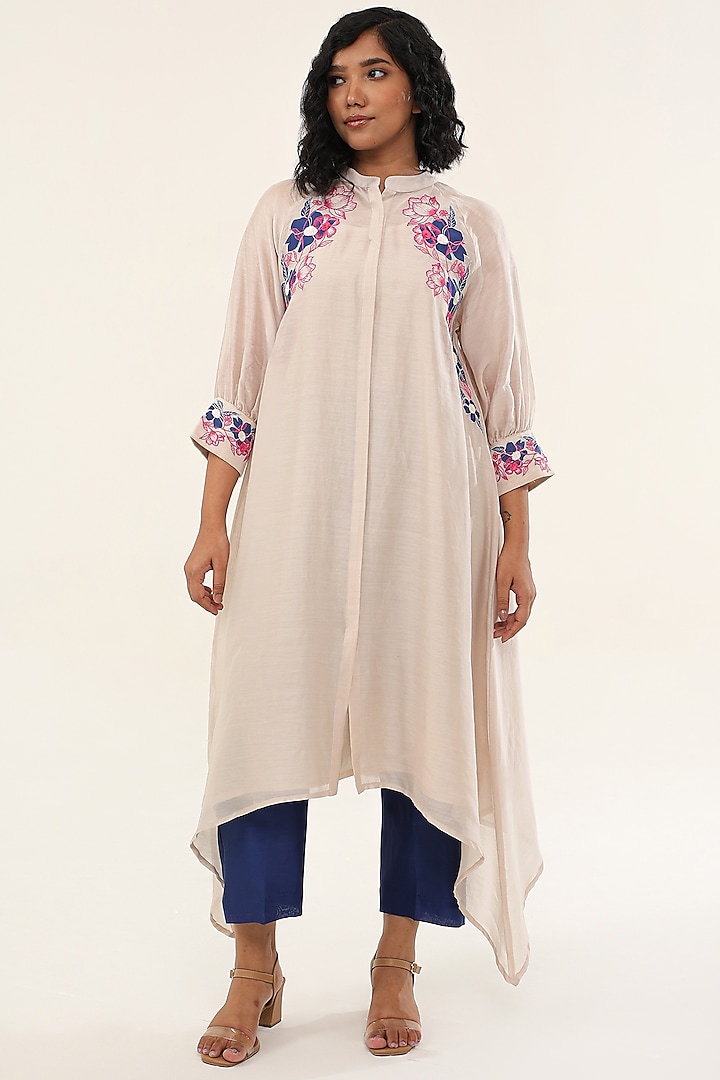 Off-White Chanderi Silk Thread Work High-Low Kurta Set by ORIGANI at Pernia's Pop Up Shop