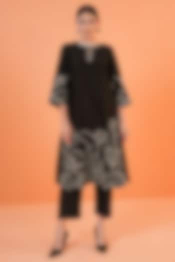 Black Chanderi Silk Thread Embroidered Kurta Set by ORIGANI at Pernia's Pop Up Shop