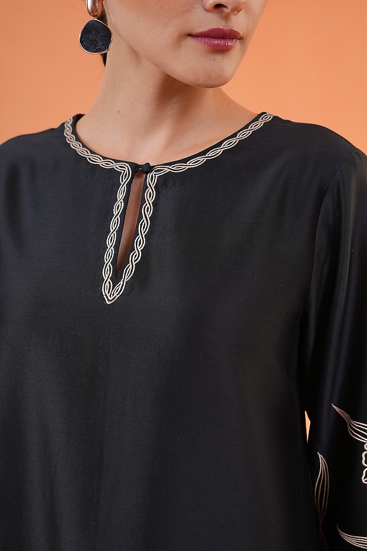 Black Chanderi Silk Thread Embroidered Kurta Set by ORIGANI at Pernia's Pop Up Shop
