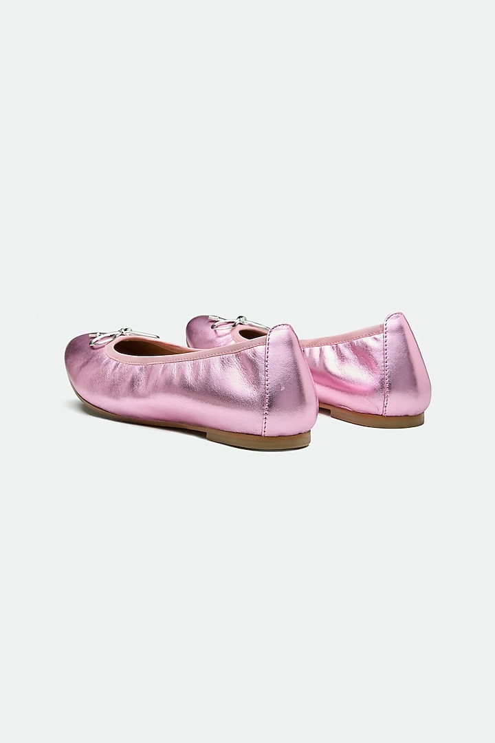Pink Genuine Leather Metallic Bow Juttis by Oroh at Pernia's Pop Up Shop