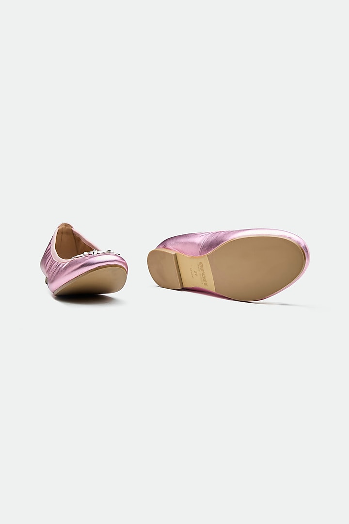 Pink Genuine Leather Metallic Bow Juttis by Oroh at Pernia's Pop Up Shop