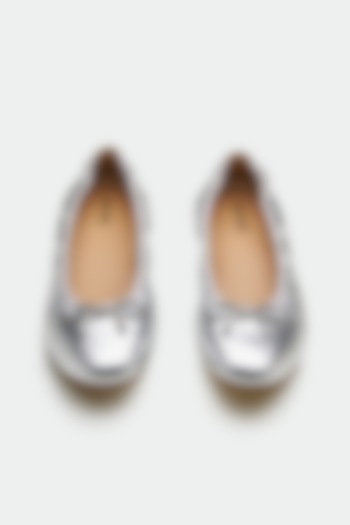 Silver Genuine Leather Metallic Bow Juttis by Oroh at Pernia's Pop Up Shop