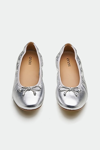 Silver Genuine Leather Metallic Bow Juttis by Oroh