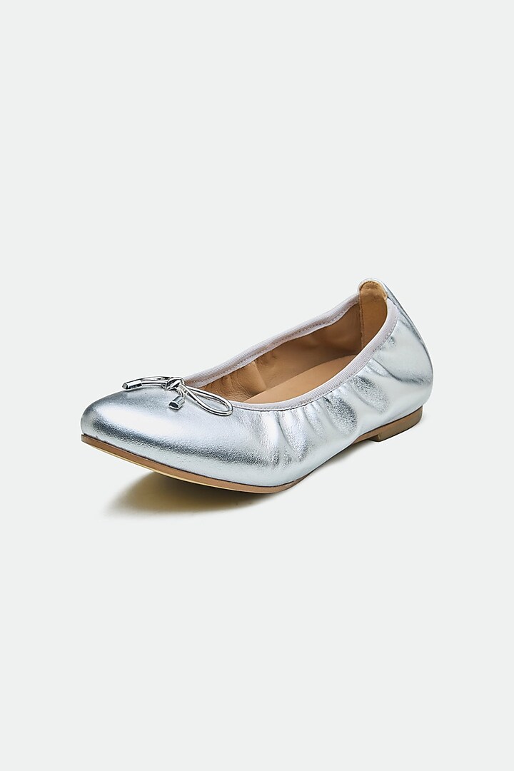 Silver Genuine Leather Metallic Bow Juttis by Oroh at Pernia's Pop Up Shop