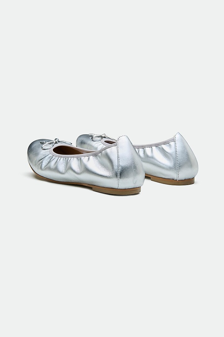 Silver Genuine Leather Metallic Bow Juttis by Oroh at Pernia's Pop Up Shop