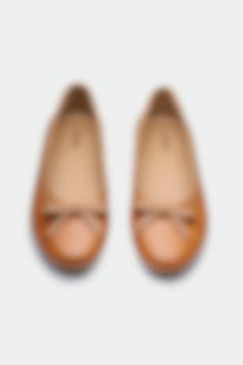 Tan Genuine Leather Juttis by Oroh at Pernia's Pop Up Shop