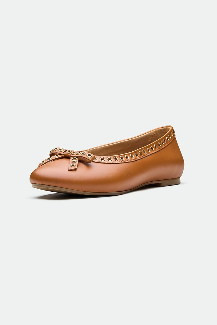 Tan Genuine Leather Juttis by Oroh at Pernia's Pop Up Shop