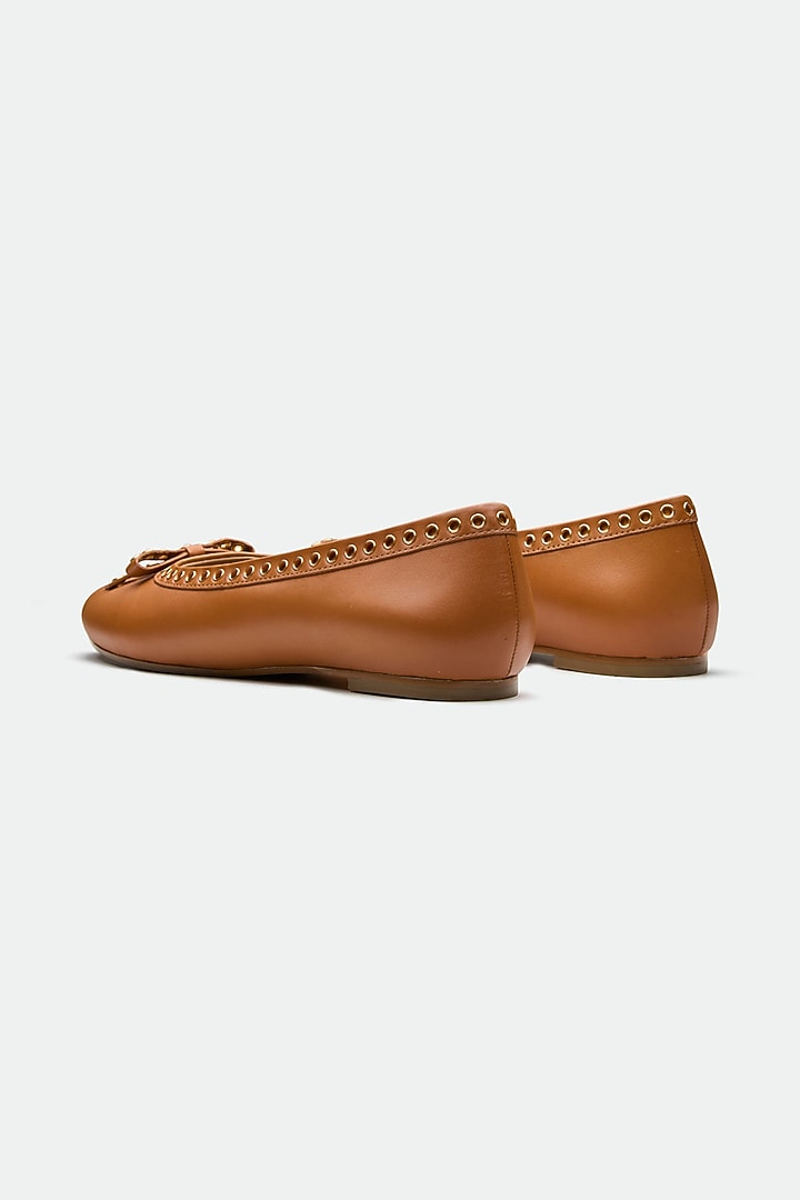 Tan Genuine Leather Juttis by Oroh at Pernia's Pop Up Shop