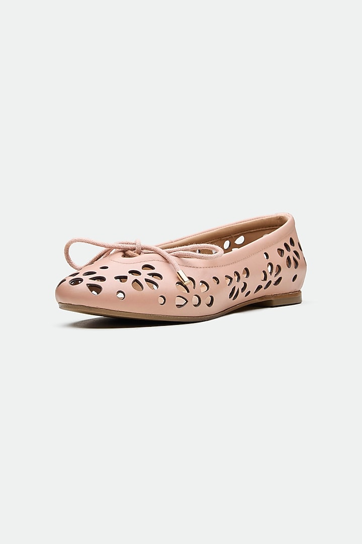 Pink Genuine Leather Floral Juttis by Oroh at Pernia's Pop Up Shop