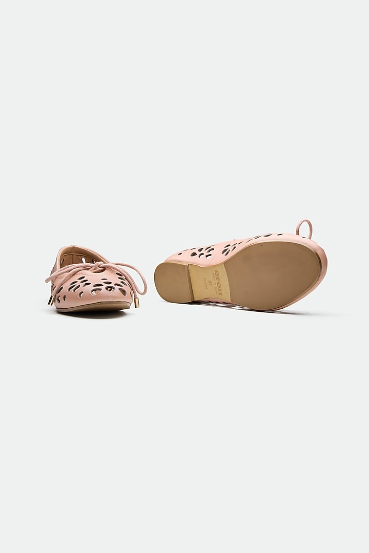 Pink Genuine Leather Floral Juttis by Oroh at Pernia's Pop Up Shop