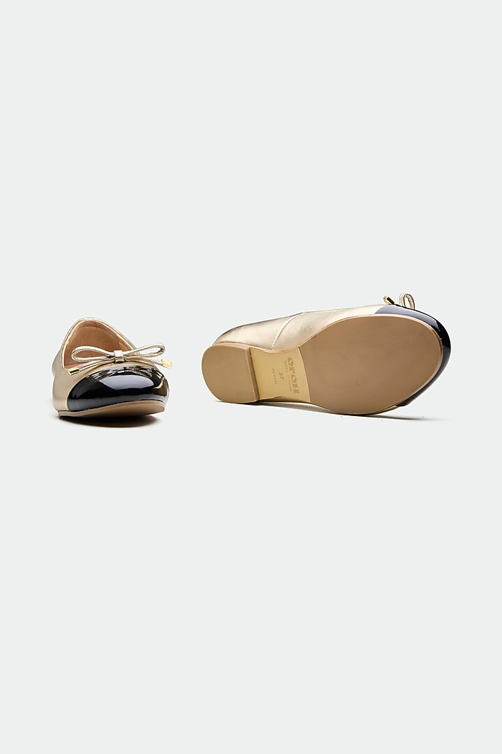 Gold Genuine Leather Bow Juttis by Oroh at Pernia's Pop Up Shop